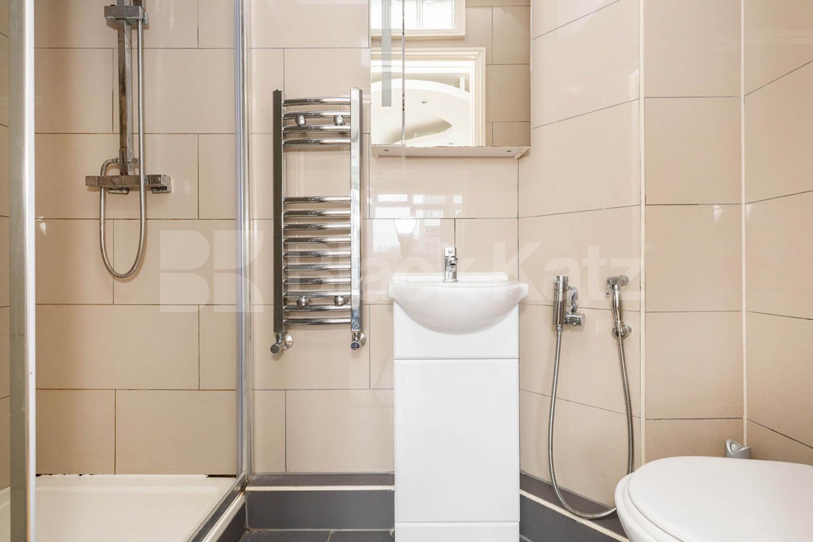 Split level 4 bedroom 2 bedroom property located in Hoxton Weymouth Terrace , Hoxton